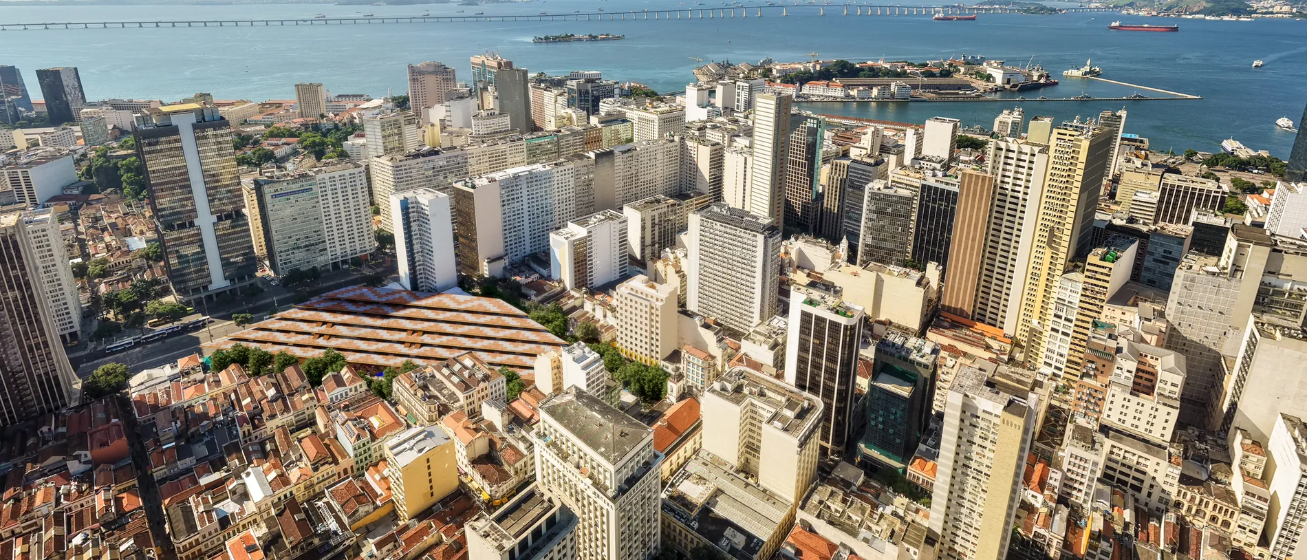 Vista aérea do Centro do Rio com a baía de Guanabara ao fundo e a localização do Lumière