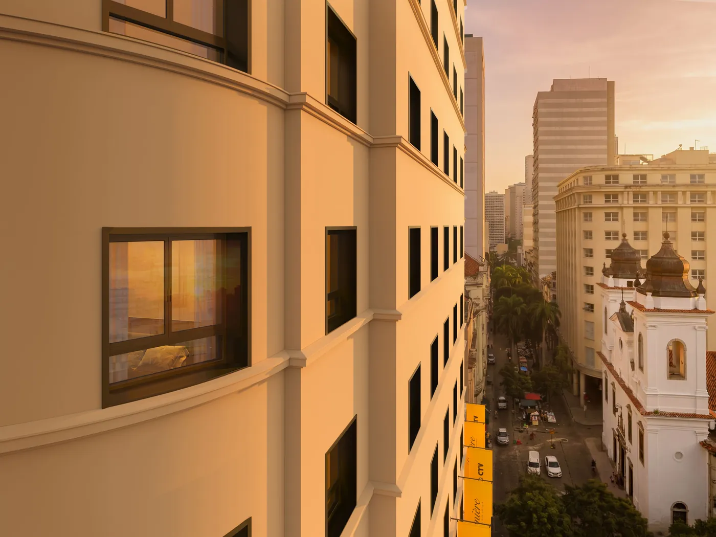 Detalhe da fachada curva com a Rua Uruguaiana ao fundo