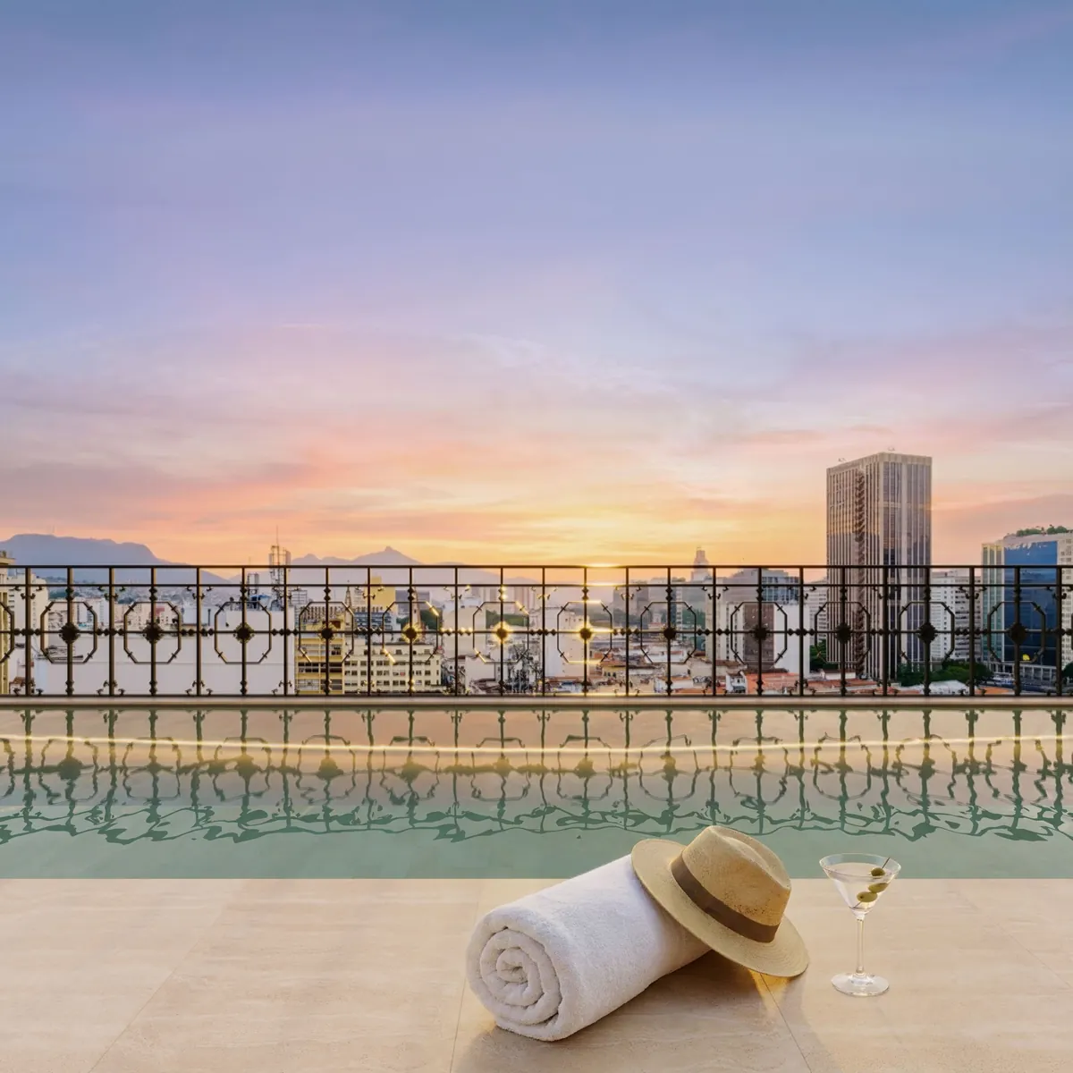Piscina do rooftop com vista para o Centro ao pôr do sol